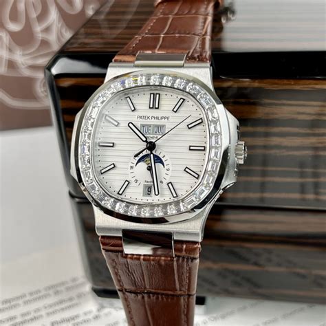 Đồng hồ Patek Philippe Nautilus 5722G Rep 11 đính đá baguette 